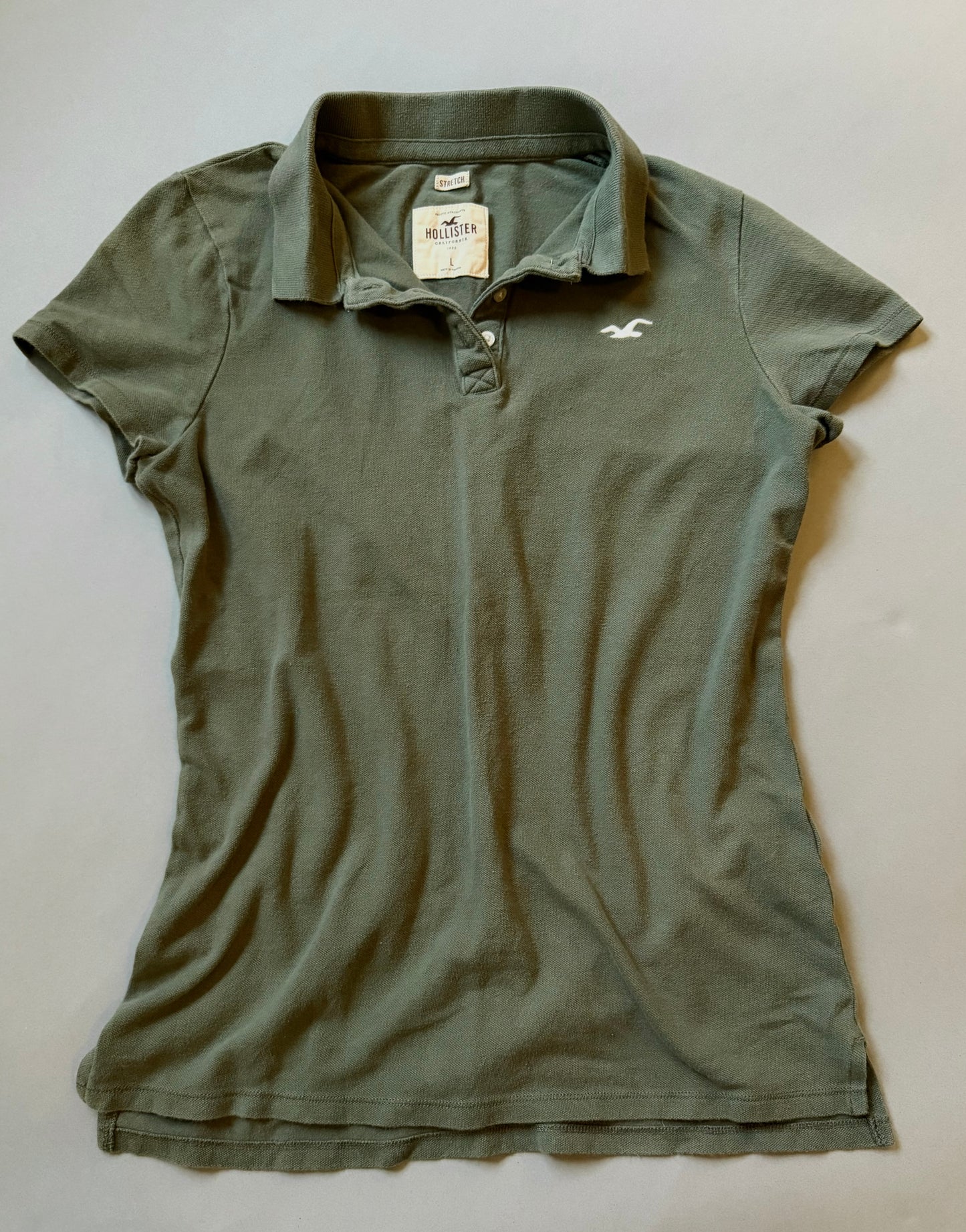 2000s women’s green Hollister polo with white seagull logo embroidery. 