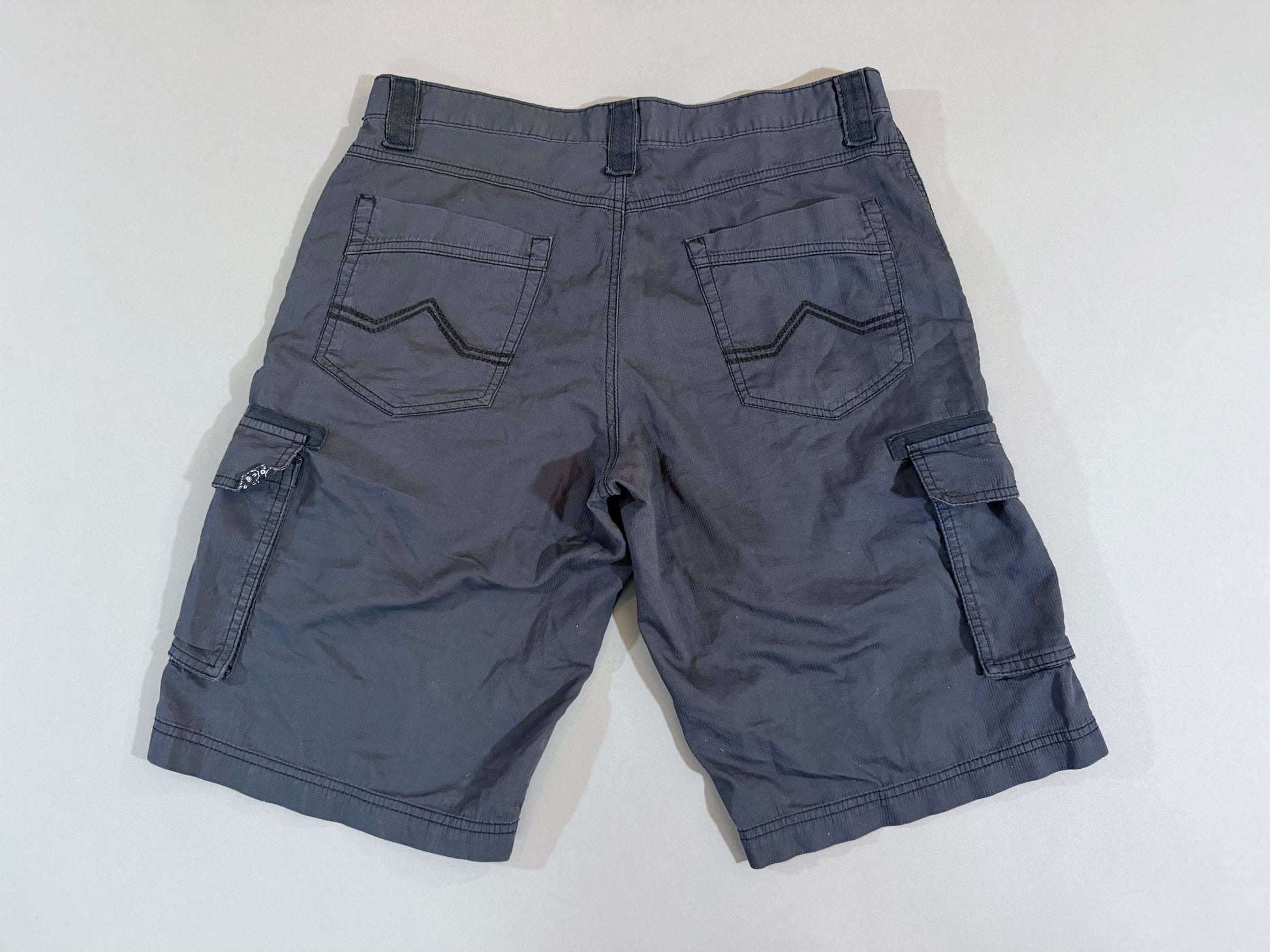 Back view of 2014 International Concepts cargo shorts showing rear pockets and cargo pockets