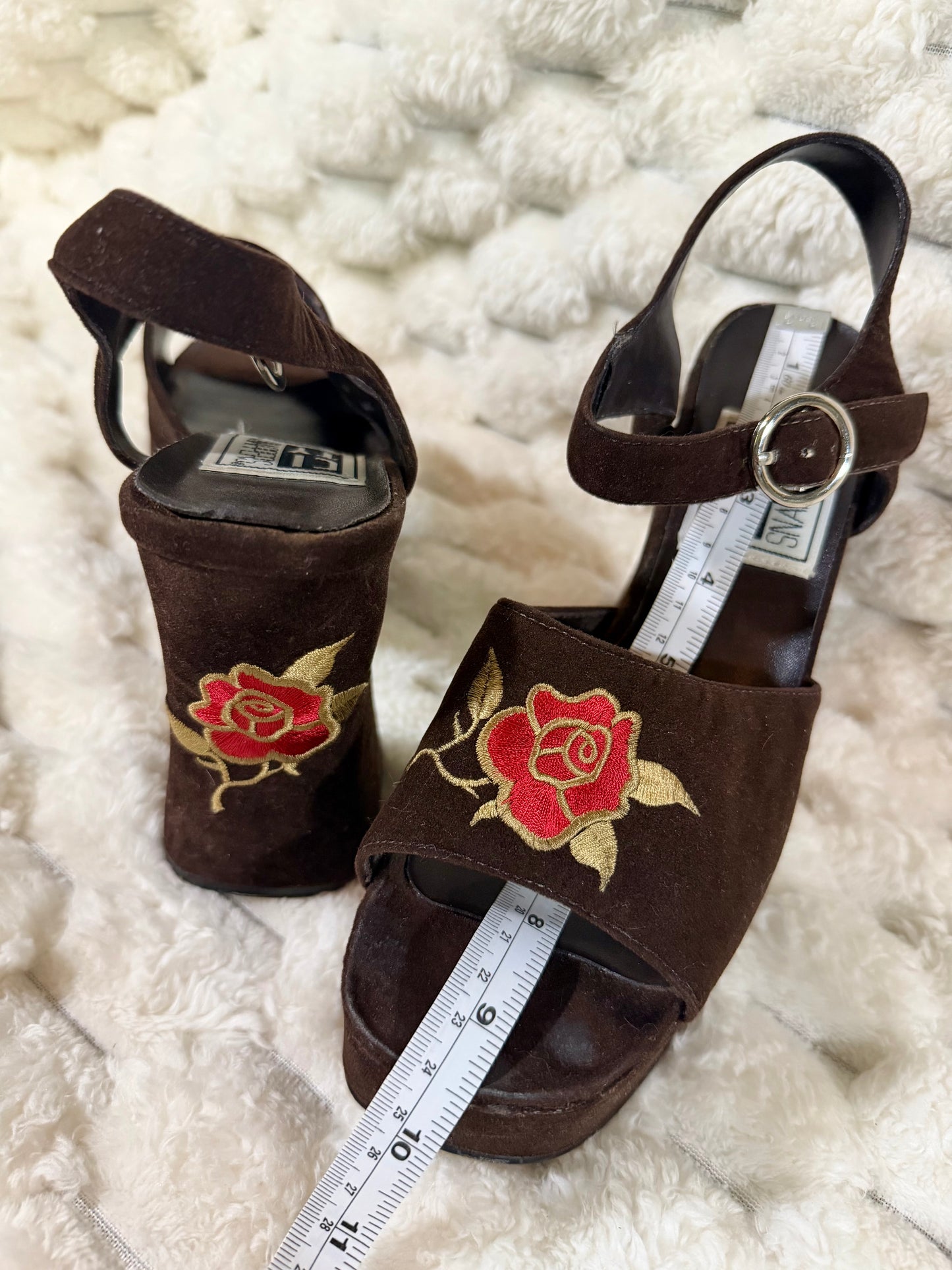 Close-up of vintage City Snappers platform sandals with embroidered red rose accents and footbed length measurement.