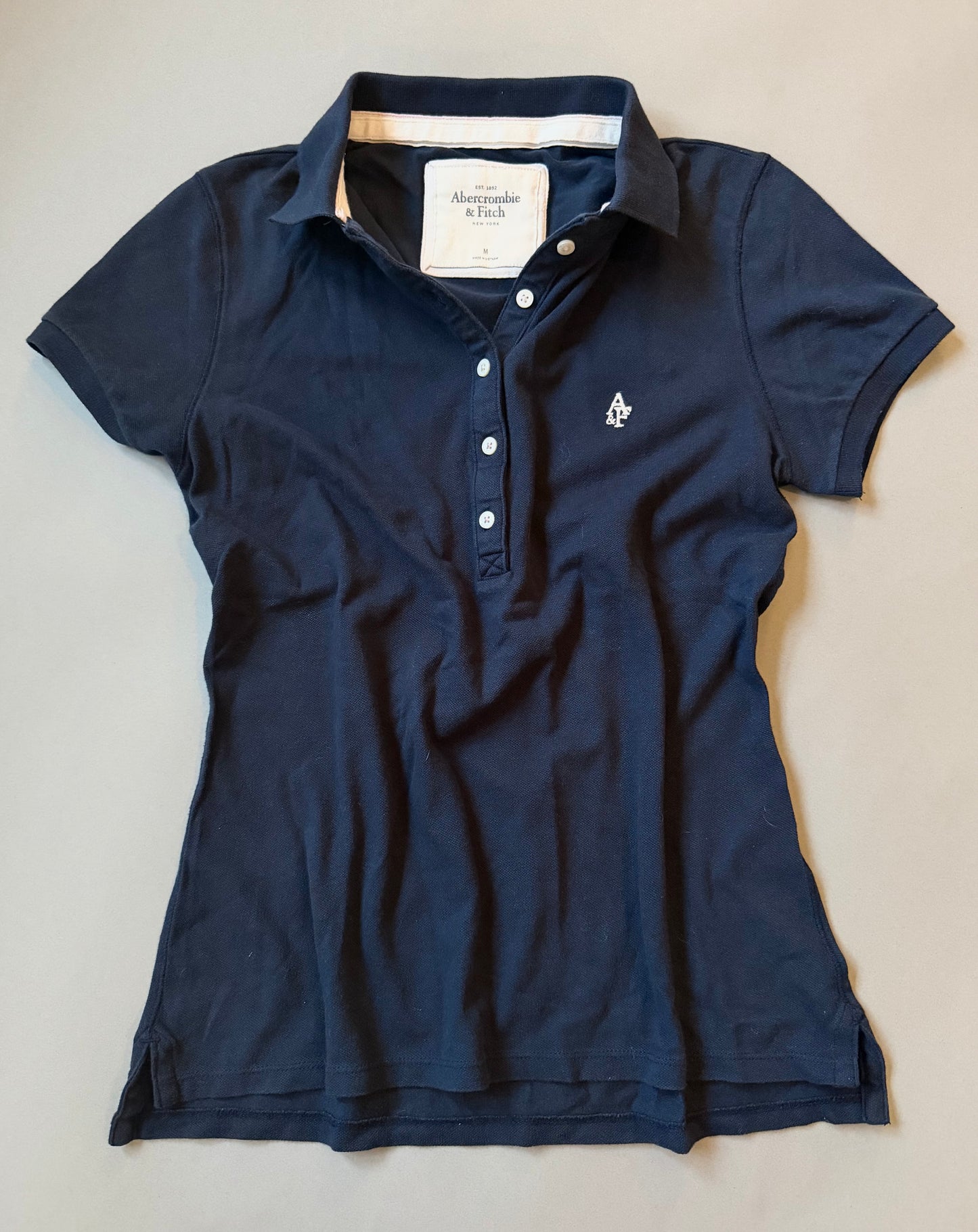 2000s Abercombje & fitch women’s navy short sleeve polo with white logo embroidery. 