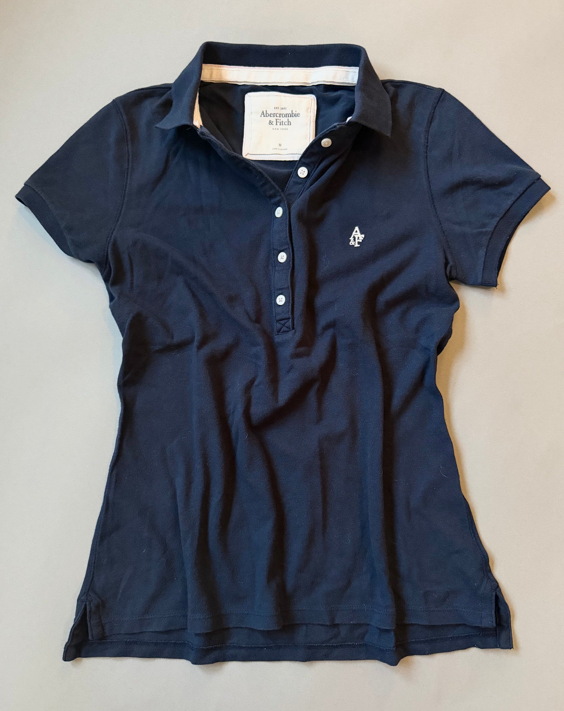 2000s Abercombje & fitch women’s navy short sleeve polo with white logo embroidery. 