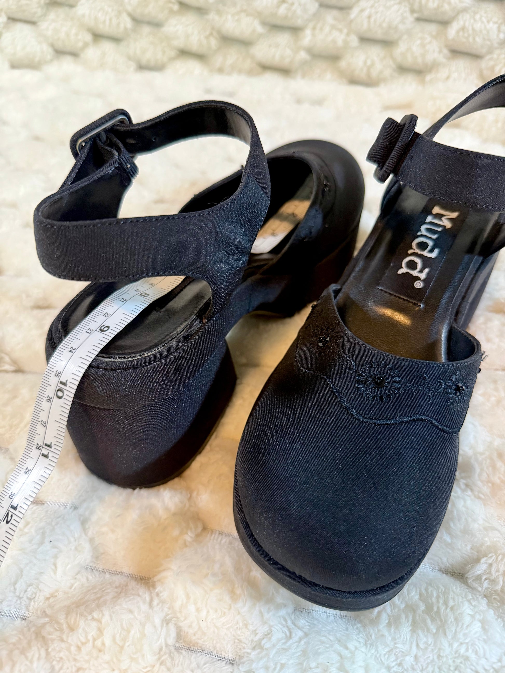 Vintage 90s Y2K Maryjane heel by Mudd with measuring tape showing 9.5 inches footbed 
