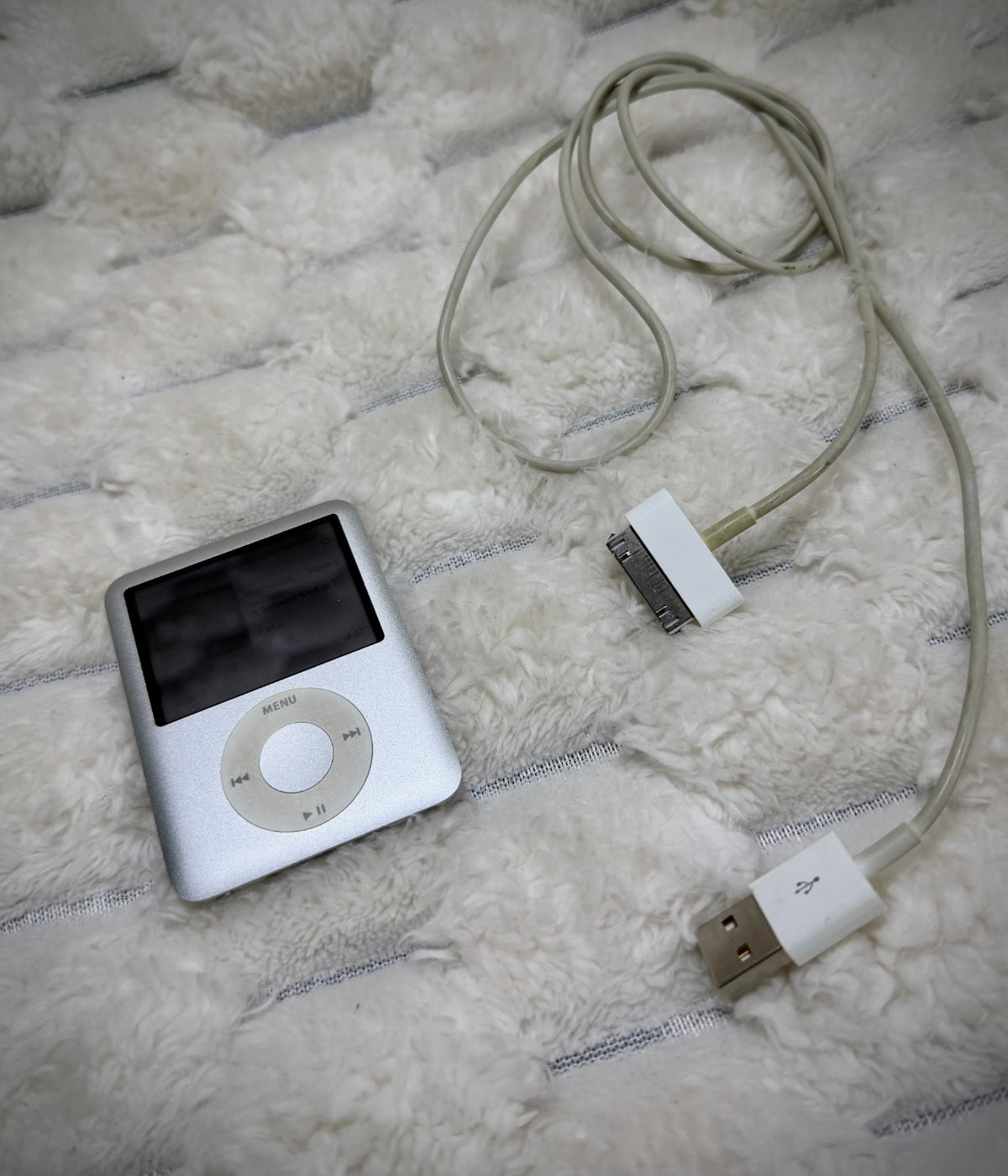 Silver Apple iPod nano 3rd generation with original-style 30-pin USB charging and sync cable.