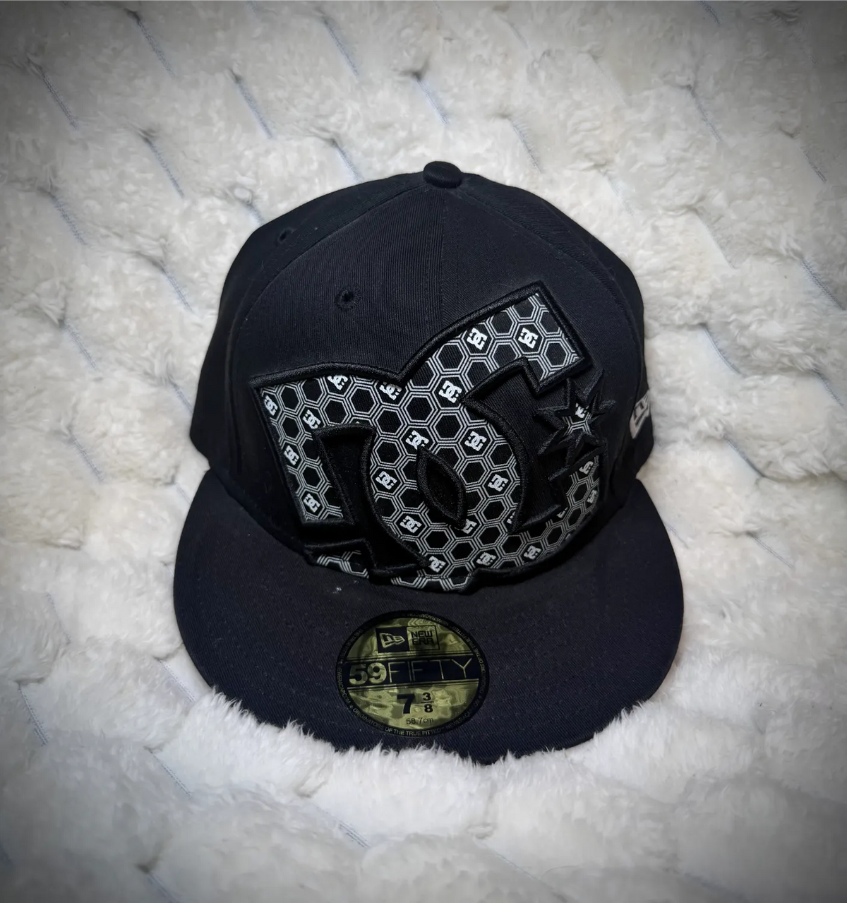 VTG ‘09 DC Shoes x New Era Fitted Cap - Y2K 59Fifty Flat Brim (Sz 7 3/8)