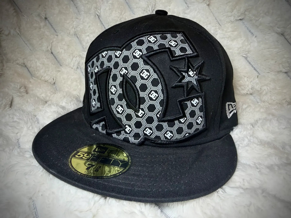 VTG ‘09 DC Shoes x New Era Fitted Cap - Y2K 59Fifty Flat Brim (Sz 7 3/8)